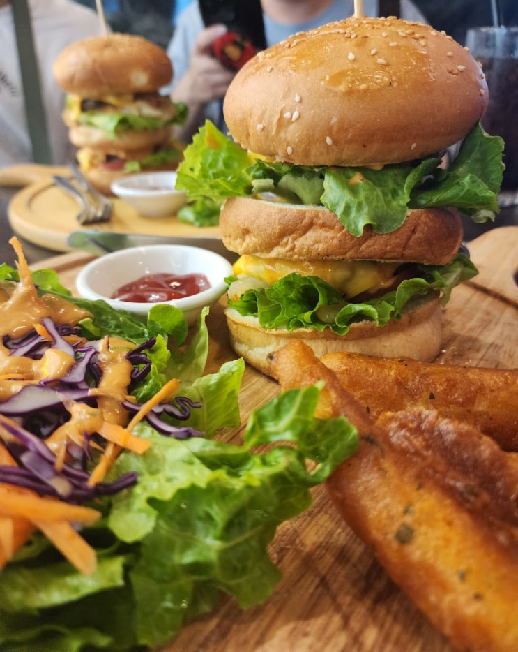  라오스 비엔티안 팍슨몰 수제 햄버거 맛집 졸로토 Zoloto Cafe