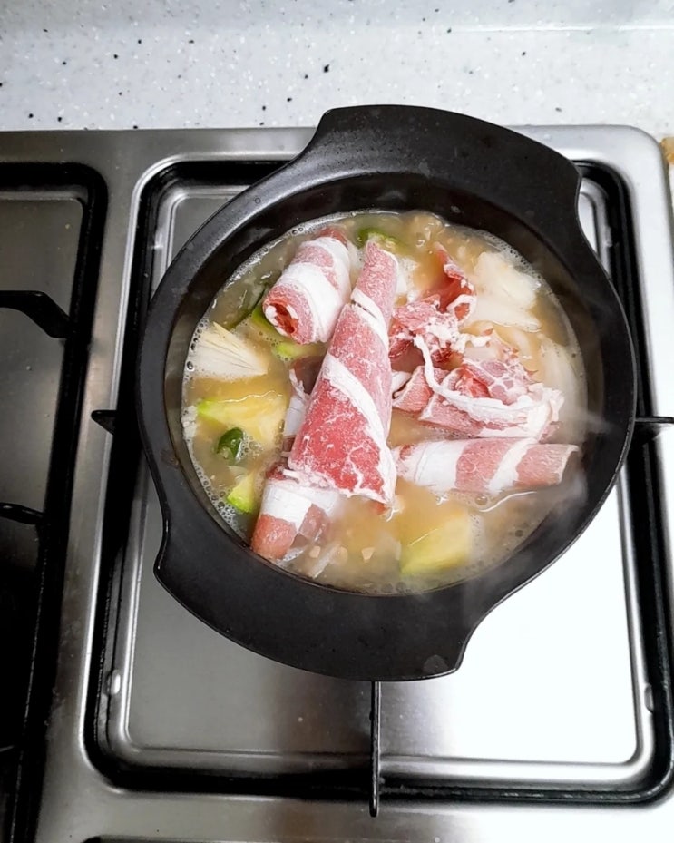  우삼겹살 된장찌개. 구수하고 감칠맛~쌀밥 쭉쭉 줄어들어요, 밥 한 공기 순삭