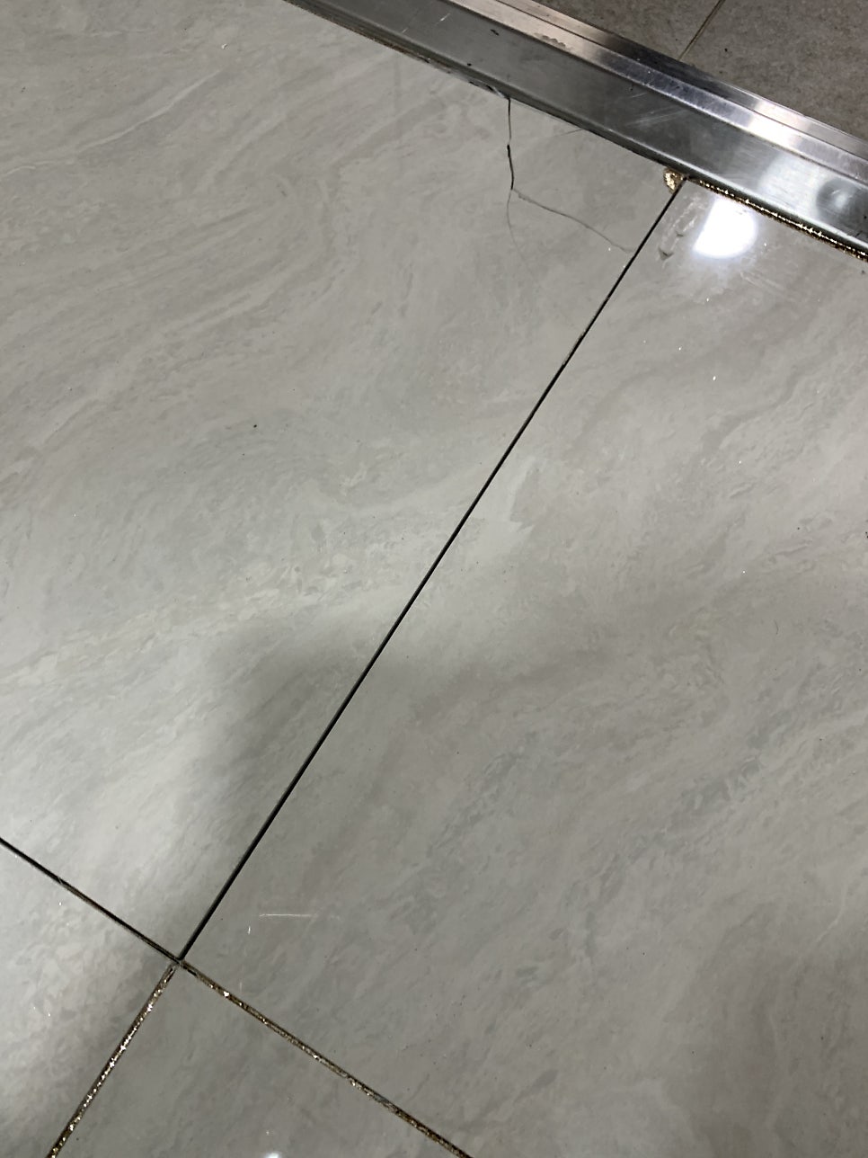 현관 바닥 깨진타일 1장만 교체 가능한 곳