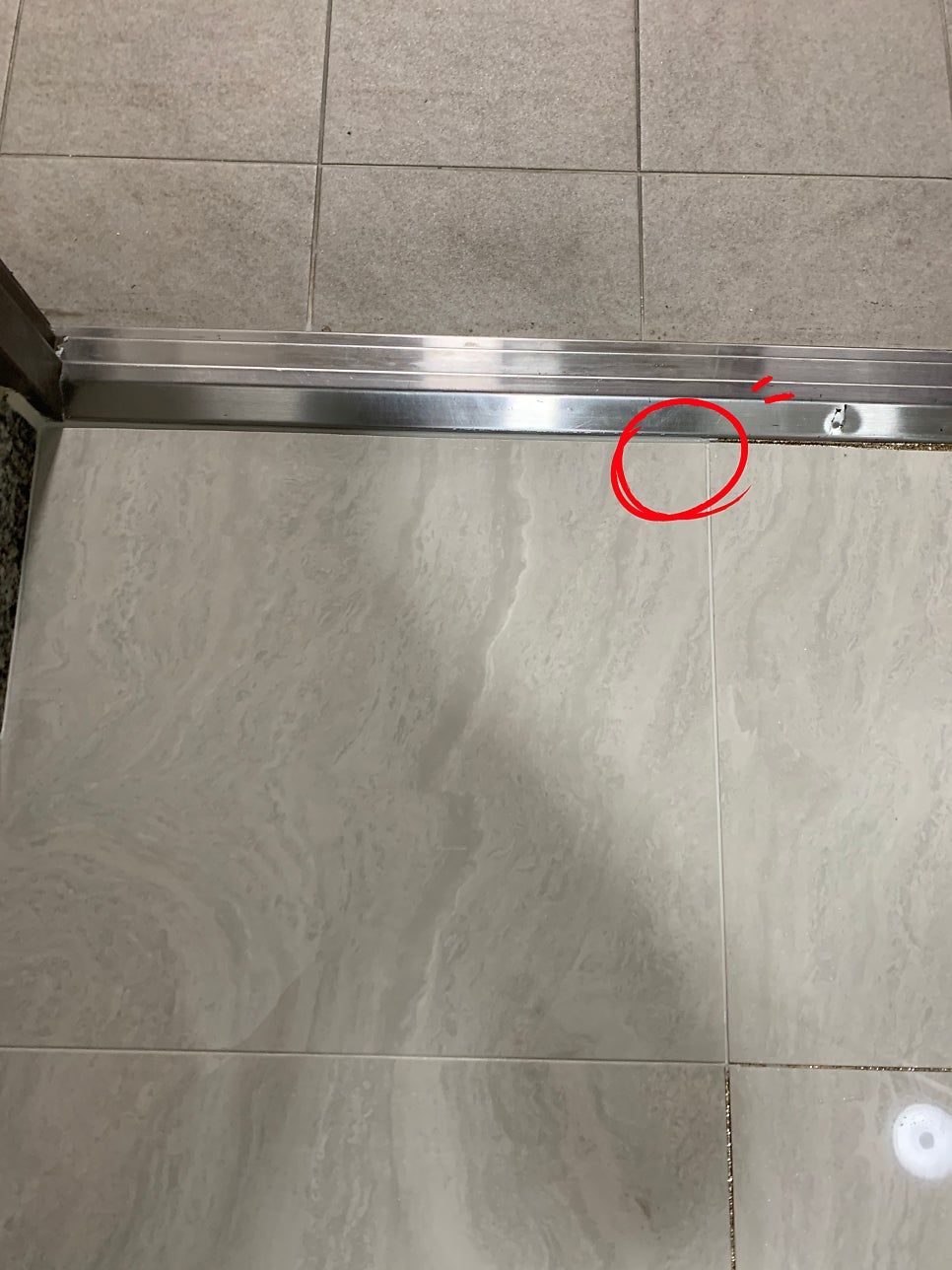 현관 바닥 깨진타일 1장만 교체 가능한 곳