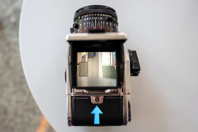벼락치기로 배운 HASSELBLAD 핫셀블라드 503 CW 사용법 (중형 필름카메라 필름 넣기)