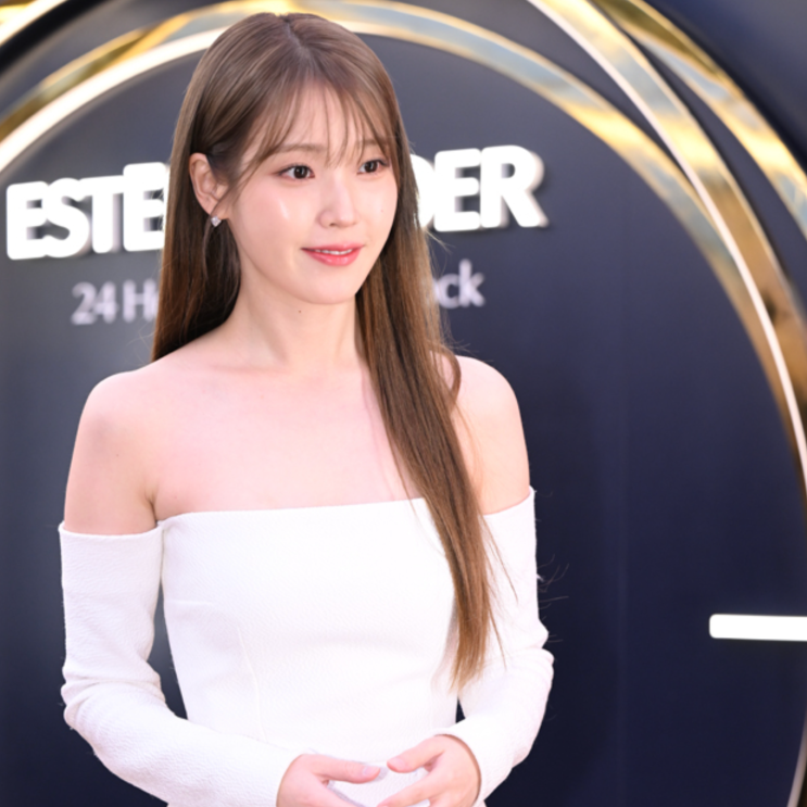  아이유 패션 오프숄더 여자 미니 화이트 봄원피스 코디 추천 브랜드는?