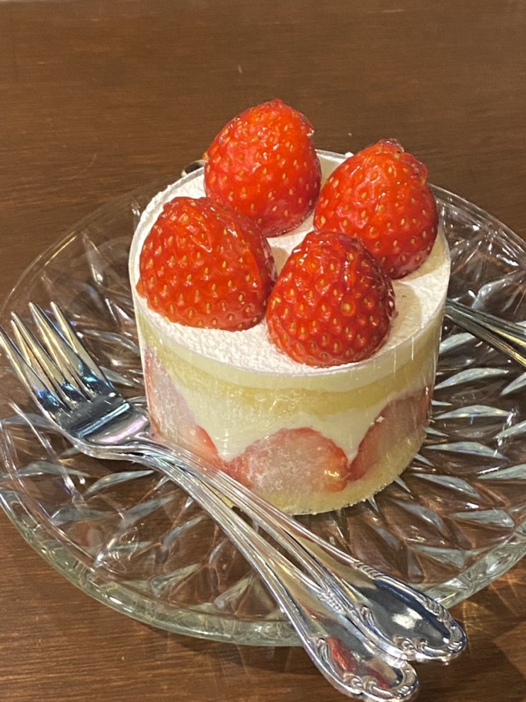 #성수 카페거리 딸기케이크 맛집 ‘아쿠아산타 성수카페’