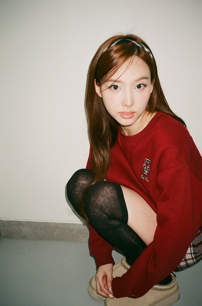  꾸안꾸 여친룩으로 매력적인 스웻셔츠를 찾는다면 타미 힐피거 모노그램 여자 맨투맨 코디 추천