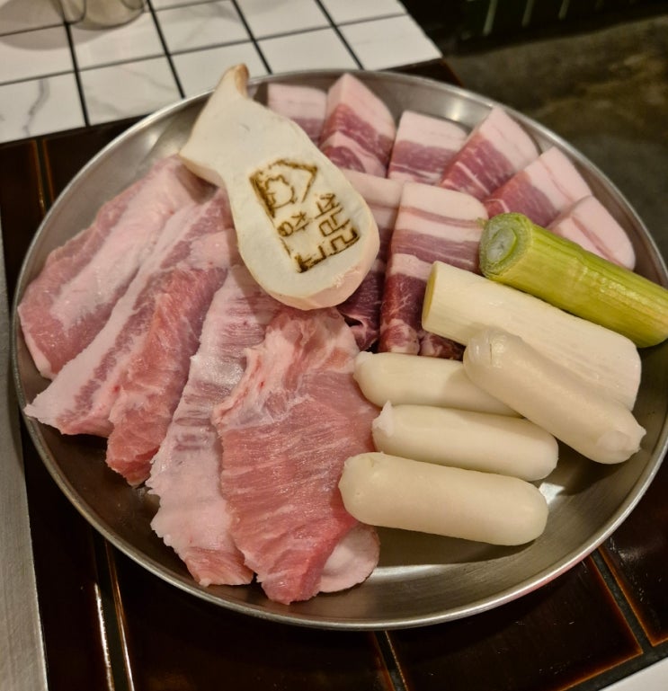  서산 예천동 삼겹살맛집 석남리창고-두툼한 통삼겹살 항정살 껍데기에 반찬까지 꿀맛 분위기는 덤!