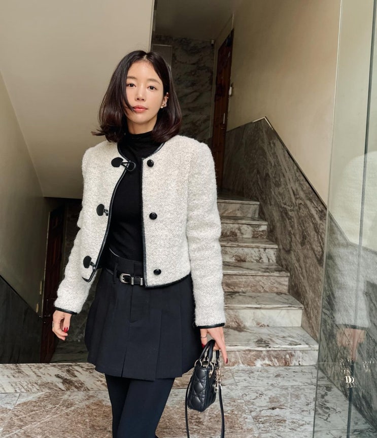  40대 여성들의 봄 느낌 제대로 묻어 나오는 페미닌한 패션 스타일의 알파카 부클 크롭 여자 자켓 추천