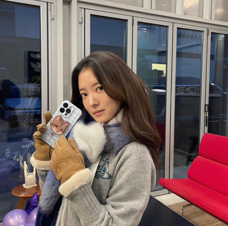  여자 연예인 봄 코디에서 인기만점 베이직템인 명품 브랜드 비비안웨스트우드 회색 니트 가디건 추천