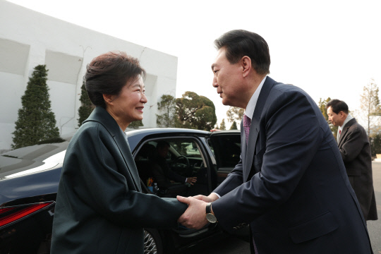 윤 <b>대통령</b>, <b>박근혜</b> 전 <b>대통령</b> <b>생일</b> 축하 통화 "언제든 편하게... 
