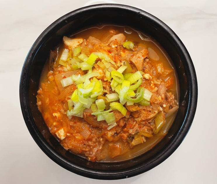  특별한 재료 없이 맛있게 끓이는 참치김치찌개 간단 레시피