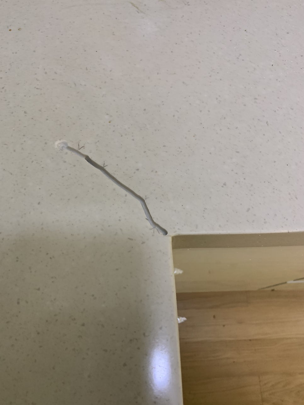 싱크대 상판 금간 곳 크랙보수 연마작업 현장
