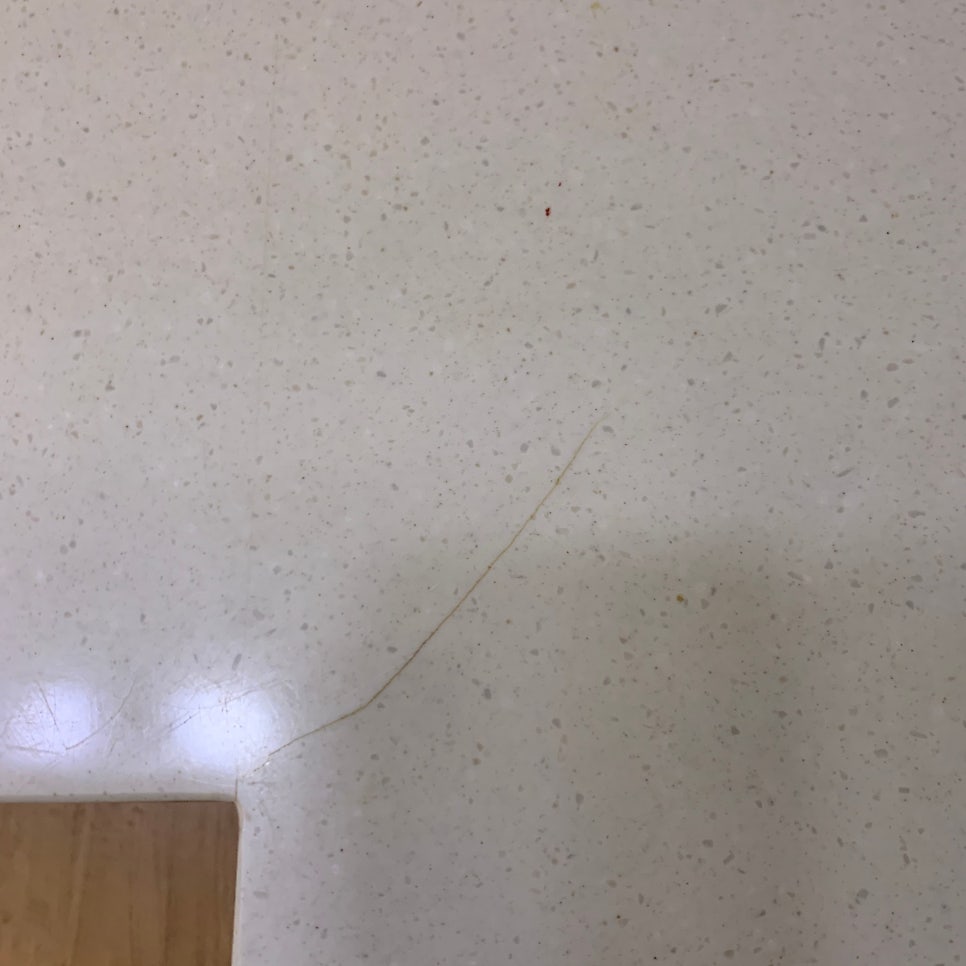 싱크대 상판 금간 곳 크랙보수 연마작업 현장