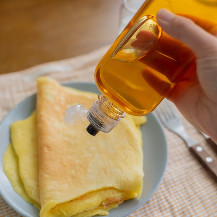  흐르지 않는 소스통으로 간단+깔끔하게 요리 중