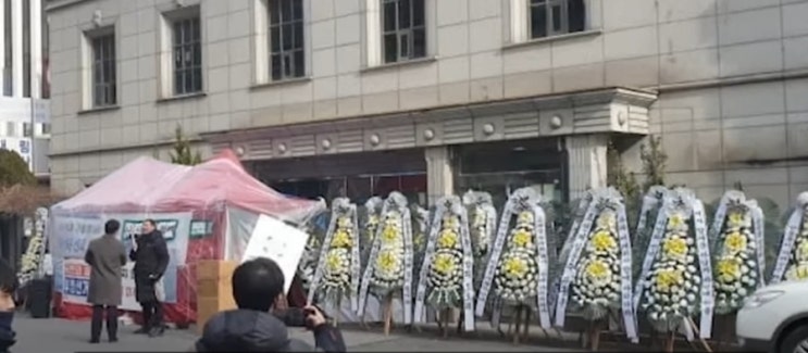 김건희, <b>한동훈</b>의 고발 사주... " 2찍들에게 근조<b>화환</b> 공격받은... 