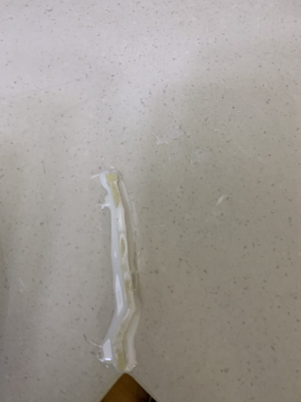 싱크대 상판 금간 곳 크랙보수 연마작업 현장