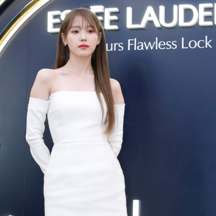  아이유 에스티 로더 행사 오프숄더 원피스 브랜드 가격 정보