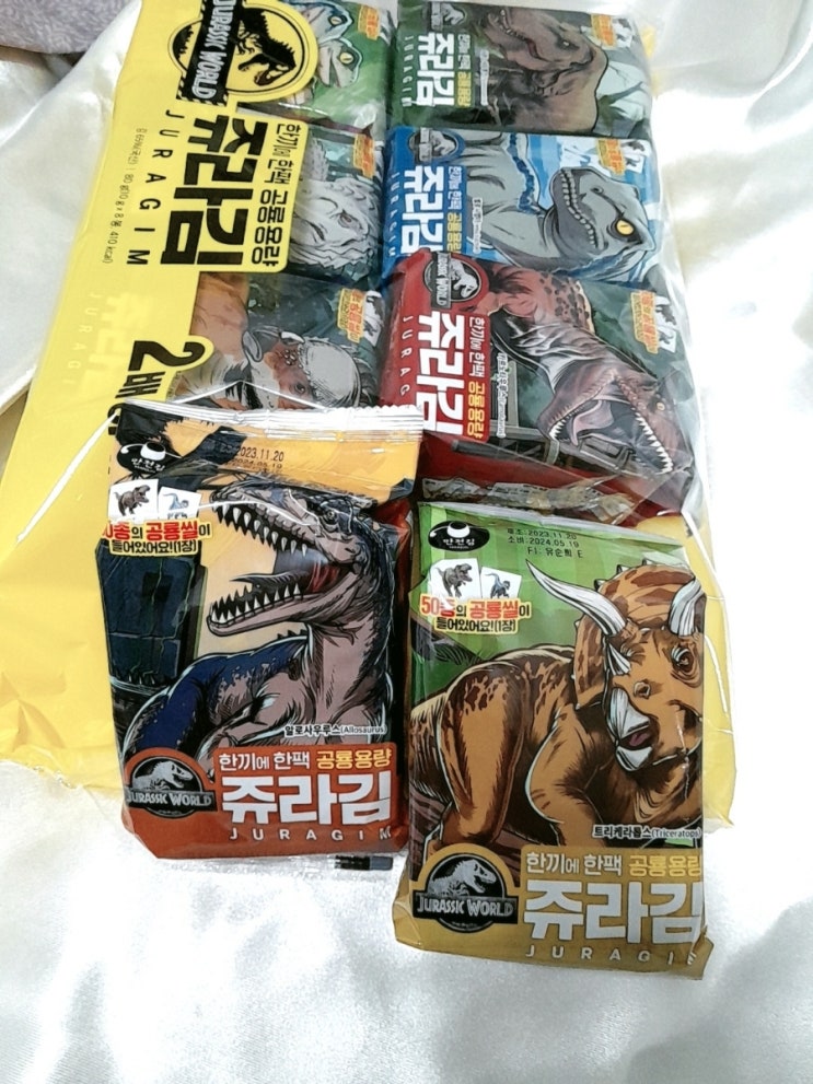  만전김 쥬라김 공룡씰이 들어있어요