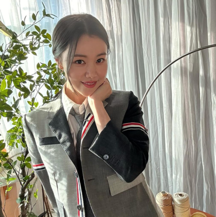  여자 봄날의 매력적인 코디를 도와줄 명품 브랜드 톰브라운의 회색 싱글 블레이저 자켓 w. 김예원