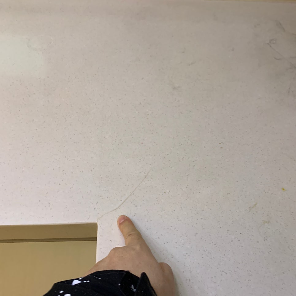싱크대 상판 금간 곳 크랙보수 연마작업 현장