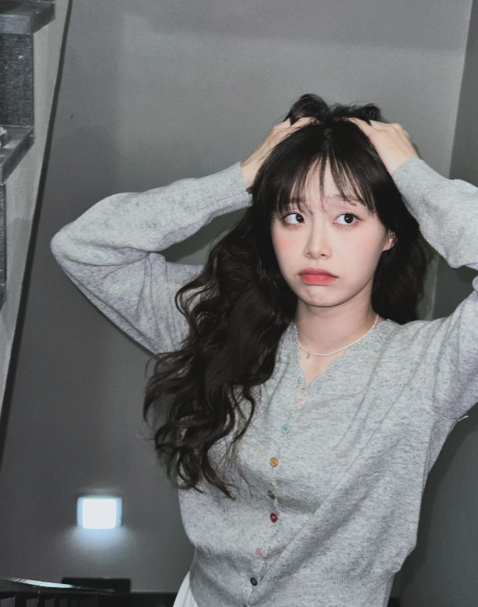  봄날의 꾸안꾸 데일리 룩 코디로 안성맞춤인 브이넥 니트 가디건 브랜드 르니나 추천 w. 츄