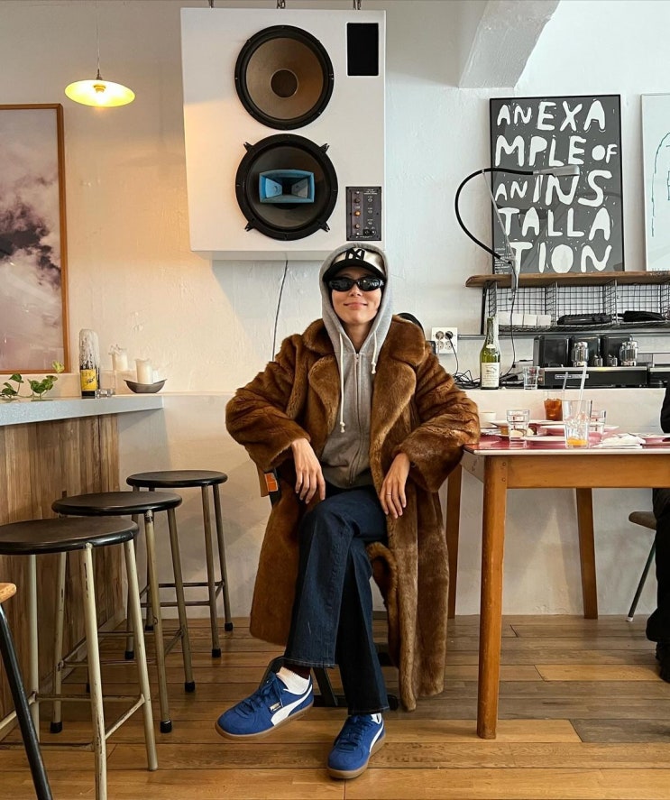  40대 엄마의 패션에서 발 편한 여자 운동화 중 레트로의 대명사 브랜드 푸마의 팔레르모 여성 스니커즈 w. 김나영