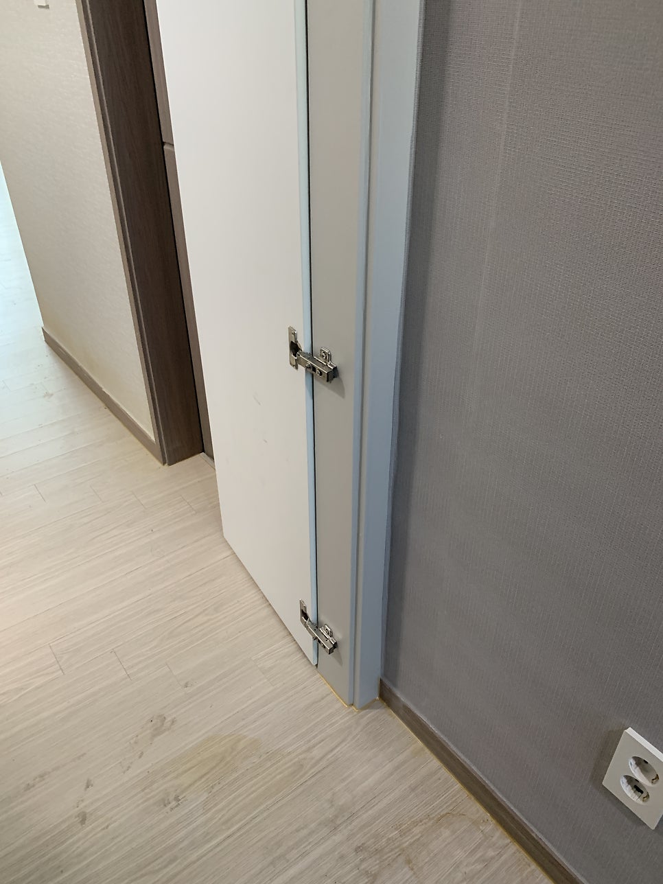 불어터진 문틀몰딩 2곳 시트지 복원 작업