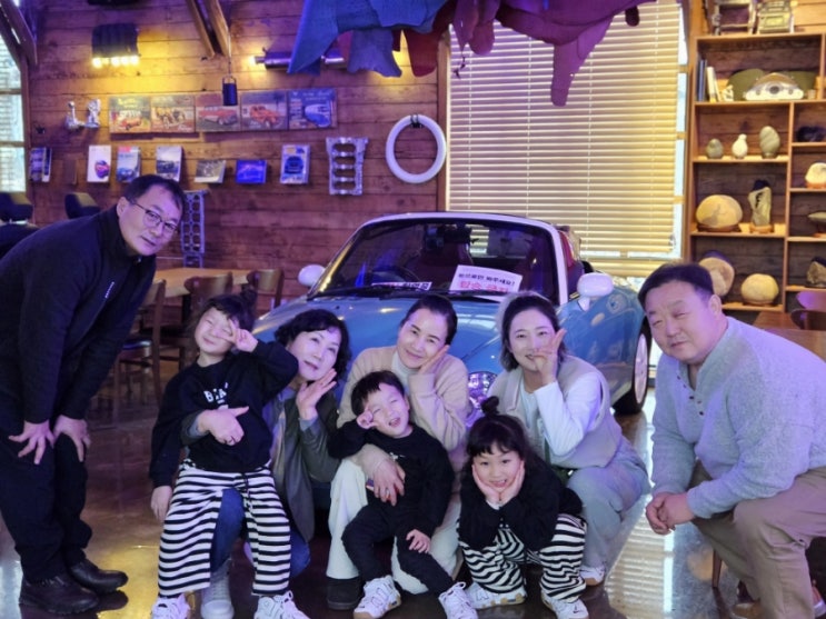  충주카페 놀이방과 자동차가 많은 코치빌더 빵도 맛있네