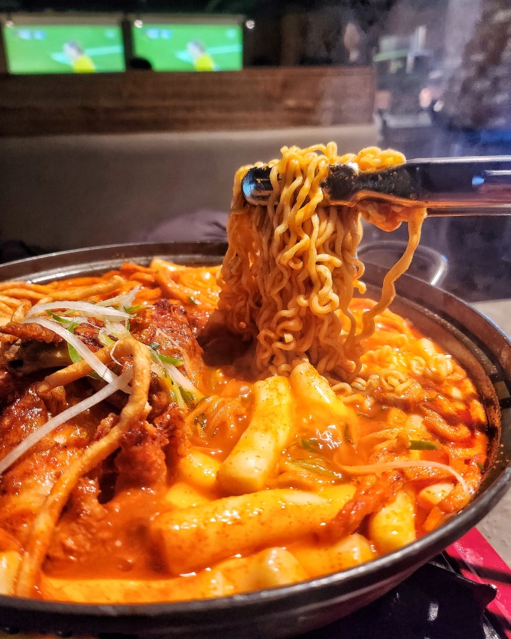 구디 구도로통닭 대형 티비로 아시안컵 축구 중계 구로디지털 술집