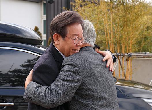 <b>이재명</b>-<b>문재인</b>, 양산 평산마을 <b>회동</b> "통합으로 총선 승리하자... 