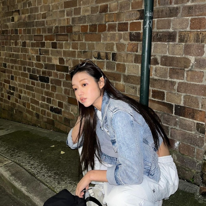  여자 바지 종류 가운데 기모 조거 팬츠로 센스 있는 여성 데일리룩 코디를 완성한 연예인 패션 추천