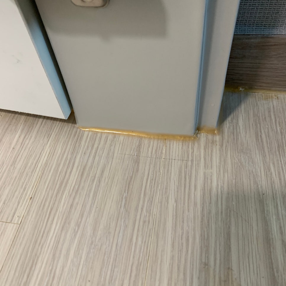 불어터진 문틀몰딩 2곳 시트지 복원 작업