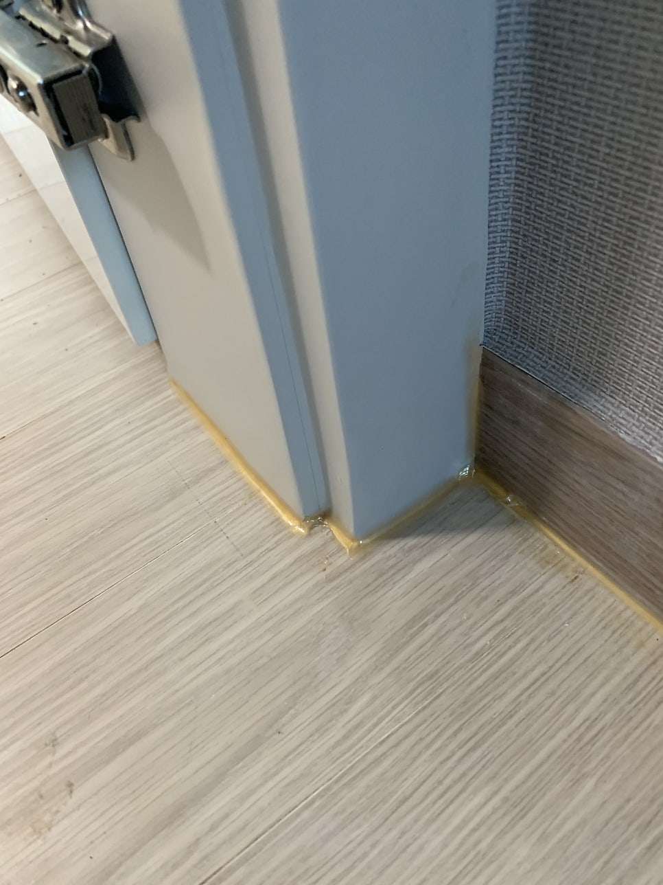 불어터진 문틀몰딩 2곳 시트지 복원 작업