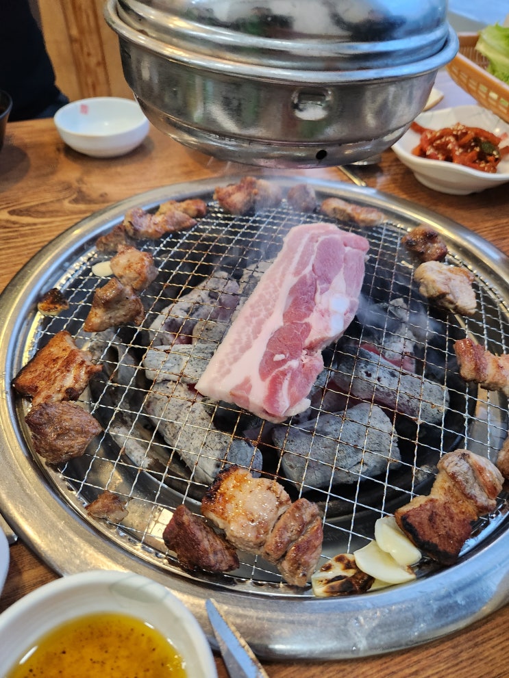 [청주] 숯불 향 가득한 캠핑 고기가 당길 때 : 잔치집생고기