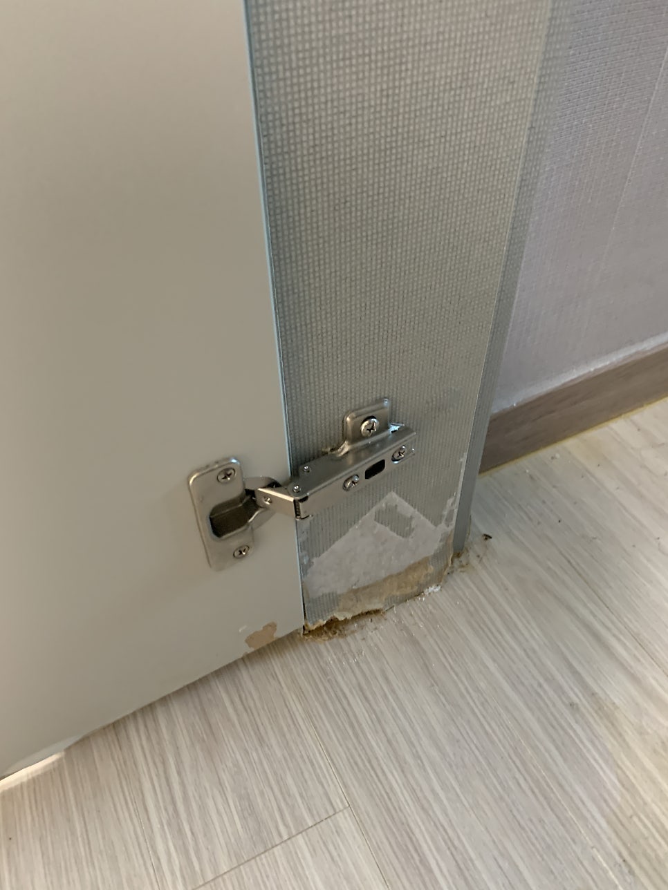 불어터진 문틀몰딩 2곳 시트지 복원 작업