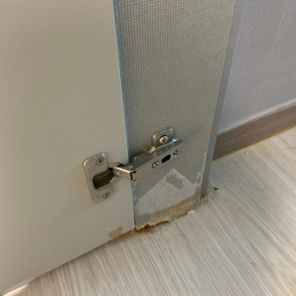 불어터진 문틀몰딩 2곳 시트지 복원 작업