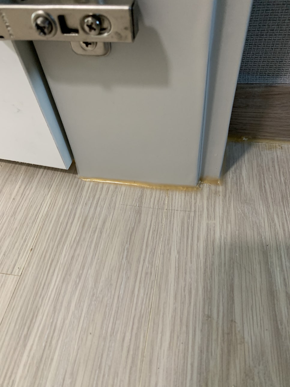불어터진 문틀몰딩 2곳 시트지 복원 작업