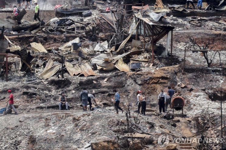 <b>산불</b>이 민가 삼켜…<b>칠레</b> 화재 99명 사망·실종 100명 넘어