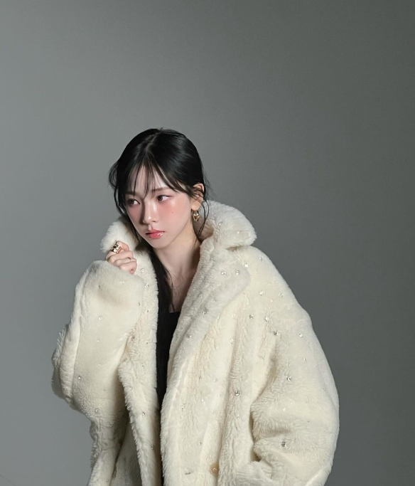  한땀한땀 핸드메이드로 장인정신이 깃든 아이보리 컬러의 막스마라 여성 롱 코트 코디 추천 w. 카리나 OOTD