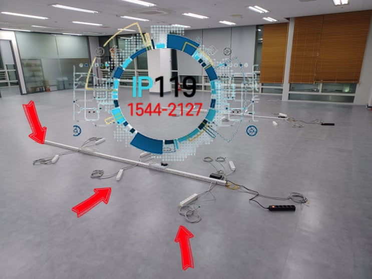  성수랜공사 책상배치 전에 멀티탭 선 포설하는 작업 사례입니다
