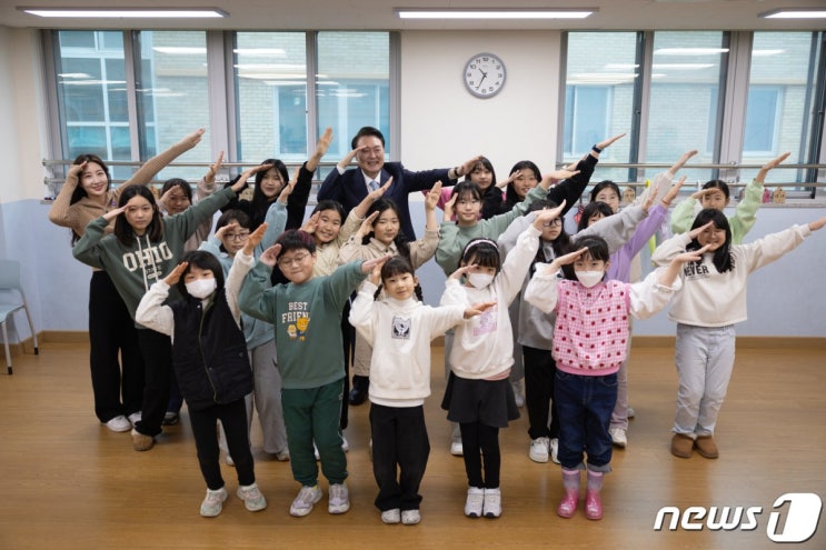 윤 <b>대통령</b> "<b>늘봄학교</b> 전국 확대…'국가 돌봄' 확립"