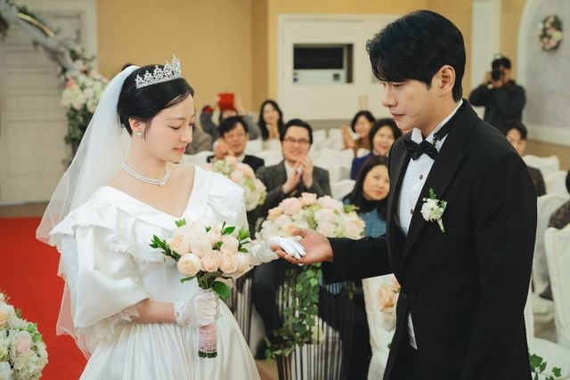 커플 <b>이이경</b><b>송하윤</b> 결혼…박민영 올화이트 하객룩 (<b>내남결</b>)
