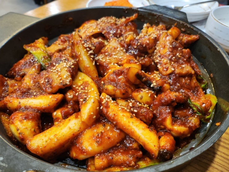  [시흥 물왕저수지 맛집] 조가네갑오징어 물왕호수점 - 살이 두툼하고 졸깃한 맛이 일품인 갑오징어 요리 전문점. 매콤한 갑오징어 불고기, 고소한 맛의 갑오징어 전