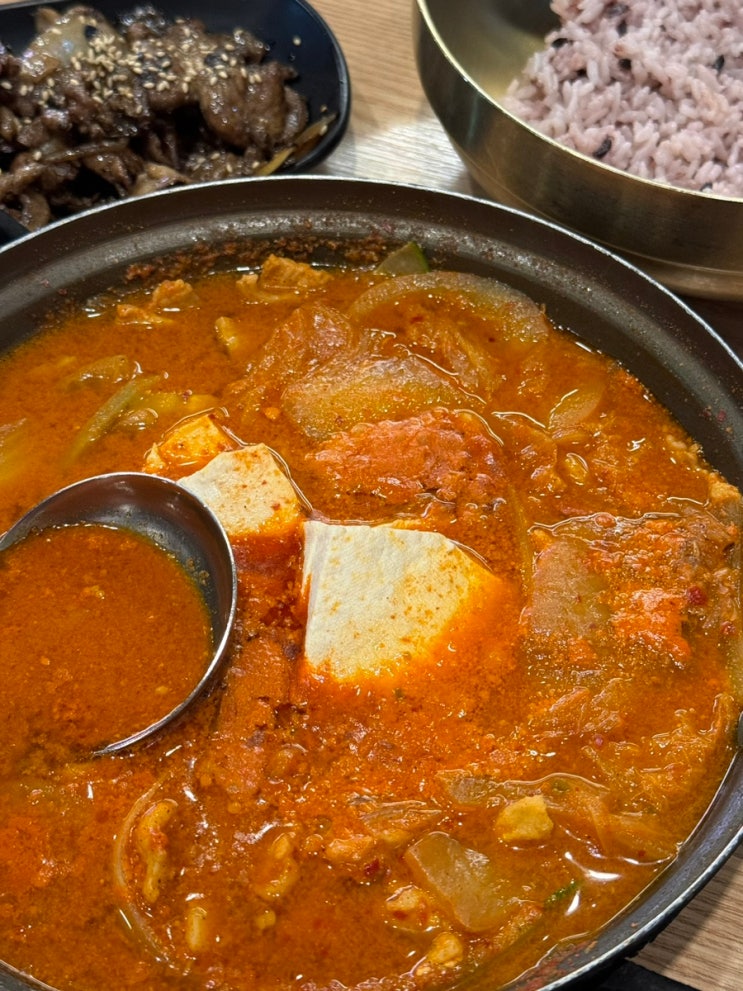  [홍대 | 밥장인 돼지찌개] 가성비 좋은 한식 맛집