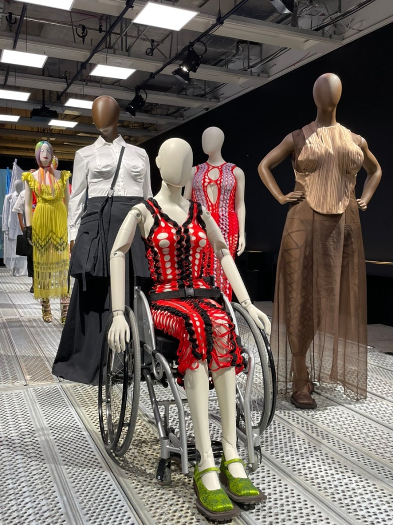 Design Museum] 런던 패션 전시회 Rebel 30 Years of London Fashion (feat.알렉산더 맥퀸) 패션  디자이너의 재정의 : 네이버 블로그