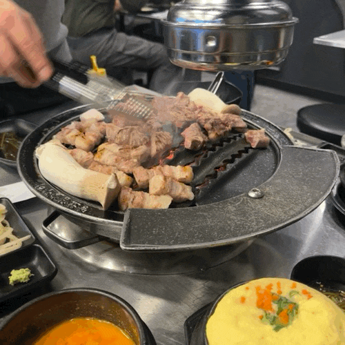  고기를 맛있게 구워주시고 모임 하기 좋은 동네 고깃집 명일역 땅코참숯구이 명일점 목살 삼겹살 리뷰.