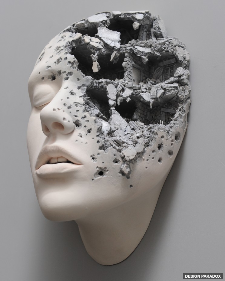 도자기 재료로 만든 인간 얼굴의 화려한 조각 세라믹 페이스