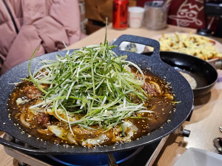 홍대맛집 위키드찜닭, 간장대파찜닭과 허니갈릭감자튀김 먹고 온 후기