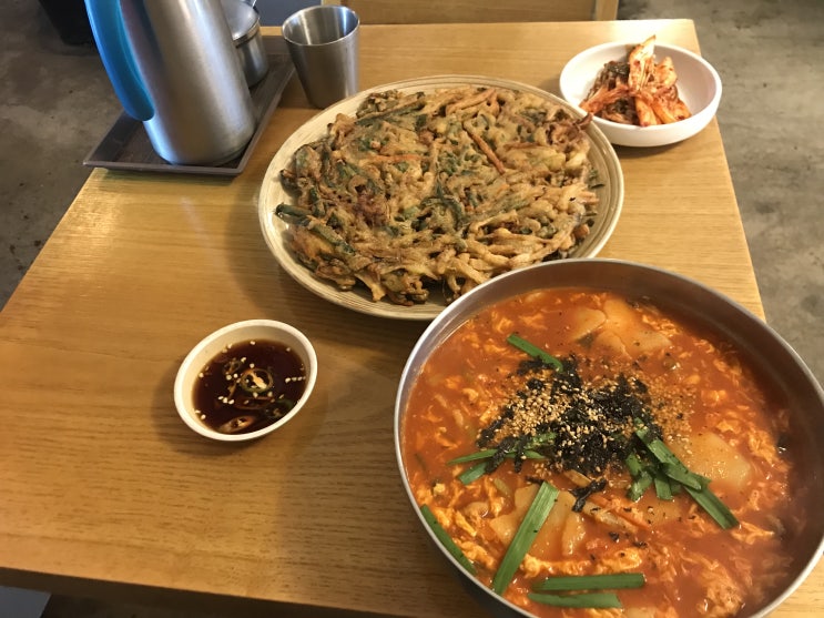  오픈런까지 하면서 수제비를 먹는다고? ( ft. 밀방)