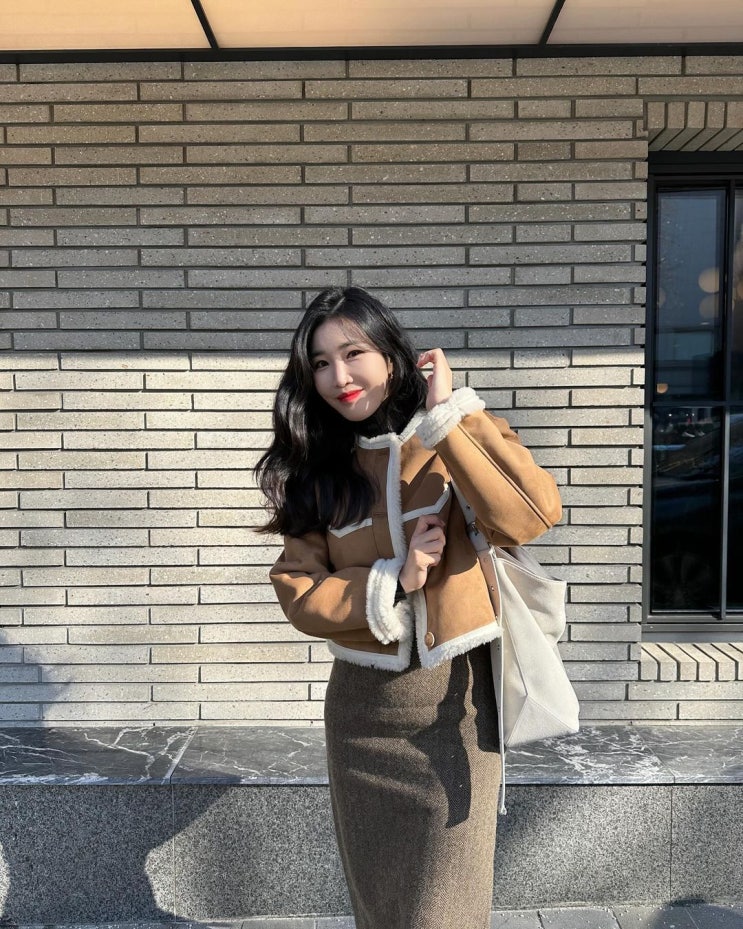  오늘 날씨 옷차림으로 이해리가 선택한 비건 페이크 퍼 안감으로 구성된 레더 스웨이드 가죽 크롭 여성 자켓 추천