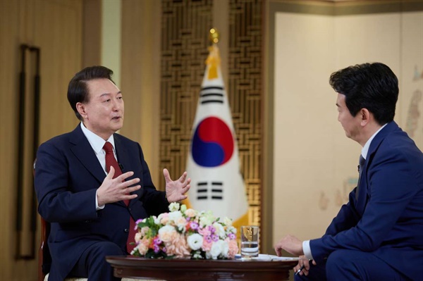 윤 <b>대통령</b>에게 "<b>부부싸움</b> 하셨나"... 처참한 질문 수준