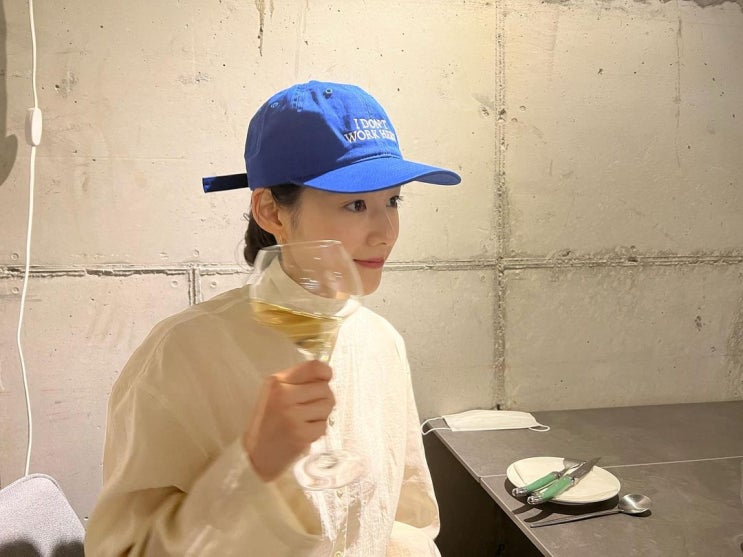  배우 정은채 뿐만 아니라 옷잘러 여자 연예인의 얼굴 작아보이는 깊은 야구 모자 브랜드로 IDEA 볼캡 패션 추천